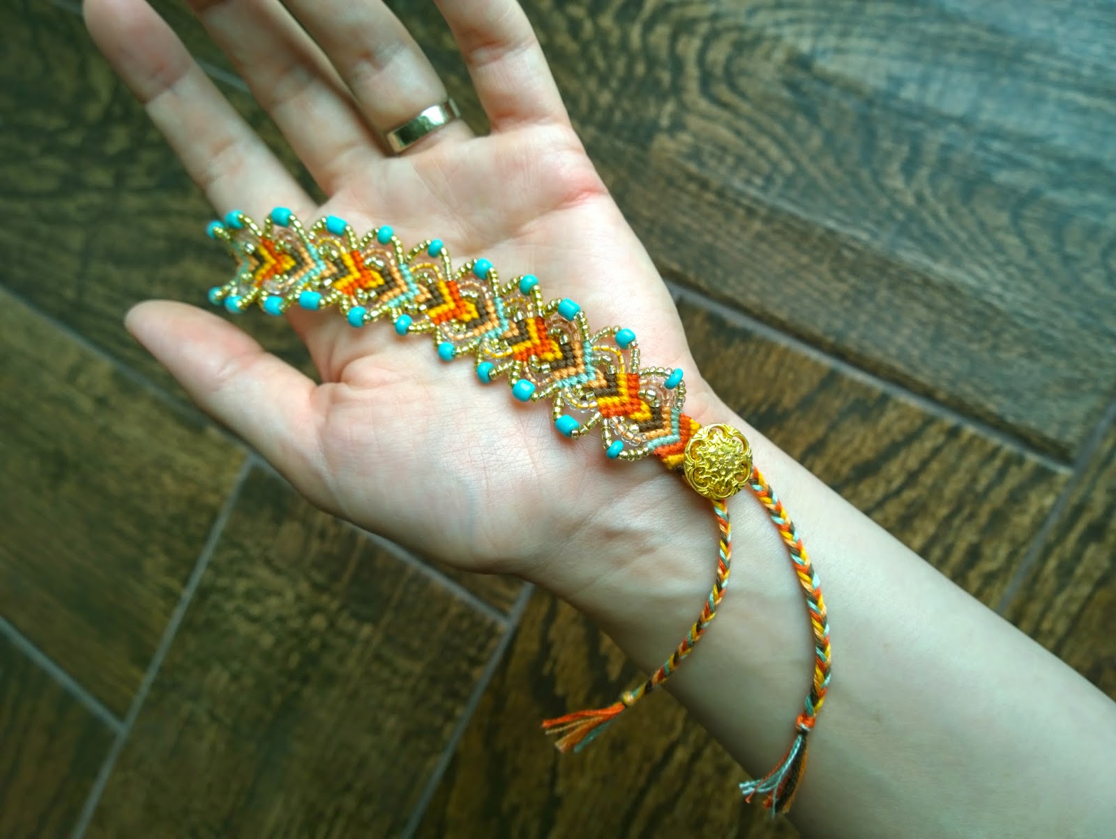 Wonderful DIY Pretty Leaf Friendship Bracelets