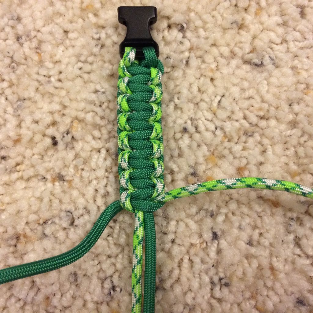 Wonderful DIY Paracord Friendship Bracelet